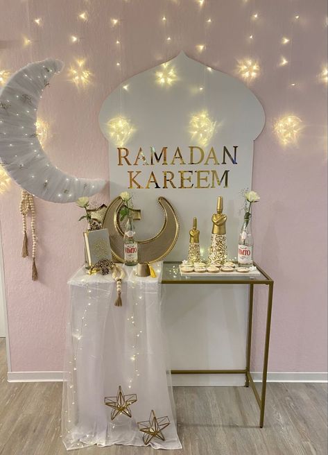 Ramadan Decorations Printables, Ramadan Table Decor, Eid Ul Fitr Decorations, Muslim Prayer Room Ideas, Decoraciones Ramadan, حفل توديع العزوبية, Islamic Events, Ramadan Kids, Ramadan Kareem Decoration