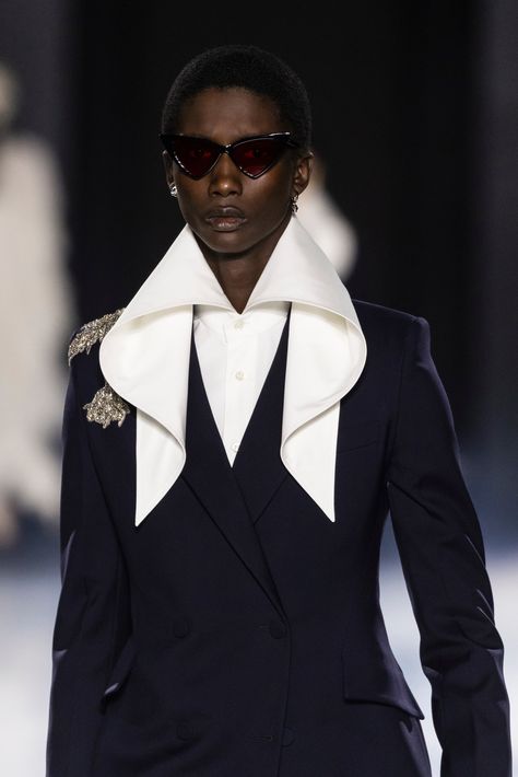 LEGENDARY LADE! 🇳🇬 (@LegendaryLade) on X Alexander Mcqueen Collection, Stylish Mens Suits, Exaggerated Collar, Vogue Archive, Nyc Fashion, French Girl, Spring Dress, Spring Collection, Formal Wear