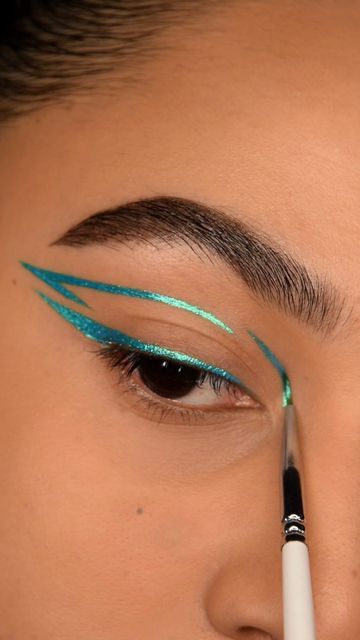 Glitter Graphic Liner, Duochrome Eyeliner, Uv Makeup, Eyeliner Ideas, Liner Makeup, Glitter Liner, Event Makeup, Liner Brush, Graphic Liner