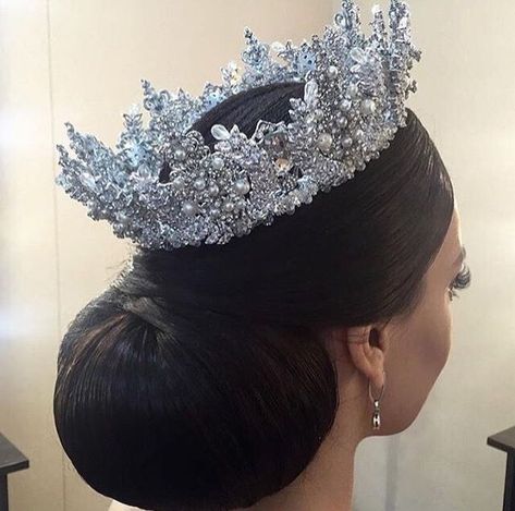 SALUUT  / SALAAAM / HOLAAA LA POPULAASSS'   J'espère que ça va moi ça… #fantastique # Fantastique # amreading # books # wattpad Quinceanera Jewelry, Quinceanera Crown, Beautiful Tiaras, Hairstyles Updo, Wedding Hairstyles Updo, Royal Jewels, Bridal Crown, Wedding Tiara, Wedding Crown