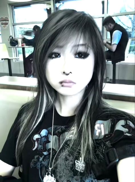 Scene Tiktok, Emo Girl Hair, Emo Bangs, Scene Haircuts, Emo Haircuts, Emo Hairstyle, Tattoo Nails, Hairstyles Anime, Skunk Hair