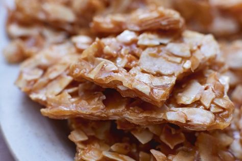 Toasted coconut brittle Coconut Brittle Recipe Easy, Toasted Coconut Brittle, Brittle Candy Recipes, Brittle Recipes Easy, Homemade Brittle Recipes, Coconut Brittle Recipes, Coconut Peanut Brittle Recipe, Dessert Snap, Coconut Candy Recipe