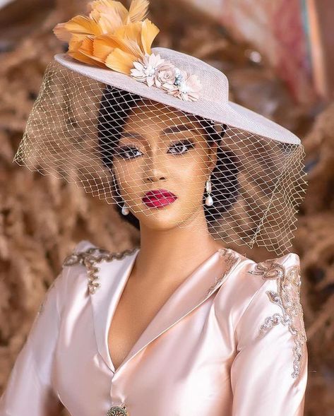 Facinators Wedding, Headgear Fashion, Wedding Asoebi, Civil Dress, Fascinator Hats Outfit, Fascinator Hats Diy, Fascinator Hats Wedding, Hat With Veil, Classy Hats