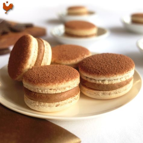 Les délicieux macarons au tiramisu, j’en ai révé, je les ai trouvé ! #recette #macaron #macarons #tiramisu #patisserie #patisseriefrancaise #dessert #desserts #cuisine Cafe Gourmand Desserts, Tiramisu Macarons, Macaron Croquembouche, Macarons Paris, Ganache Macaron, Macaron Pistache, Meringue Pavlova, Les Macarons, Sweets Candy