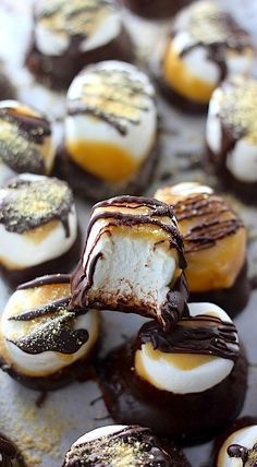 Dark Chocolate Salted Caramel, Dipped Marshmallows, Fudge Caramel, Covered Marshmallows, Caramel Dip, Recipes With Marshmallows, Think Food, Homemade Candies, Chocolate Caramel