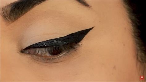 How to Create Stunning Eyeliner Looks for Hooded Eyes | Upstyle Eyeliner Looks For Hooded Eyes, Eyeliner Styles For Hooded Eyes, Looks For Hooded Eyes, Different Eyeliner, Different Eyeliner Styles, Black Eye Pencil, Classic Eyeliner, Eyeliner For Hooded Eyes, Thick Eyeliner