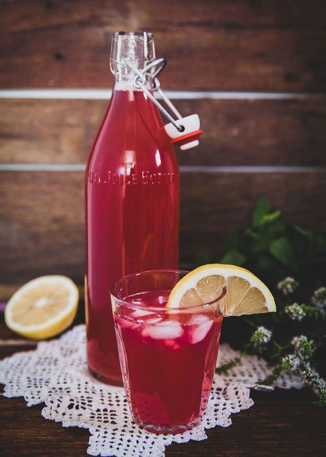 Rhubarb Tea, Rhubarb Juice, Special Drinks, Lemon Uses, Green Tea Bags, Danish Food, Invasive Plants, Sunny Afternoon, Hardy Perennials