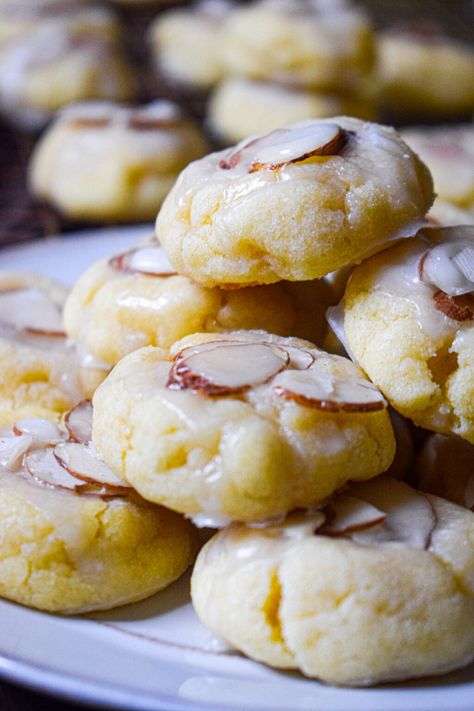 Almond Meltaway Cookies - The Jam Jar Kitchen Wedding Table Cookies Recipes, Sliced Almonds Recipes, Almond Meltaway Cookies, Mexican Hot Chocolate Cookies, Meltaway Cookies, Almond Shortbread, Pistachio Biscotti, Hot Chocolate Cookies, Jar Kitchen