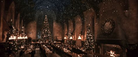 Christmas Hogwarts Wallpaper, Christmas Twitter Headers, Christmas Tumblr, Hogwarts Great Hall, Hogwarts Christmas, Fb Cover Photos, Christmas Layouts, Twitter Header Aesthetic, Twitter Header Photos