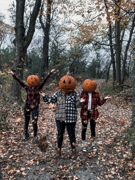 Pumpkin Pictures Friends, Jack O Lantern Family Photos, Halloween Photoshoot Ideas Friends, Photoshoot Pumpkin Head, Halloween Family Photos, Pumpkin Head Photoshoot Friends, Pumpkinhead Photoshoot, Witchy Photoshoot, Cottagecore Photoshoot