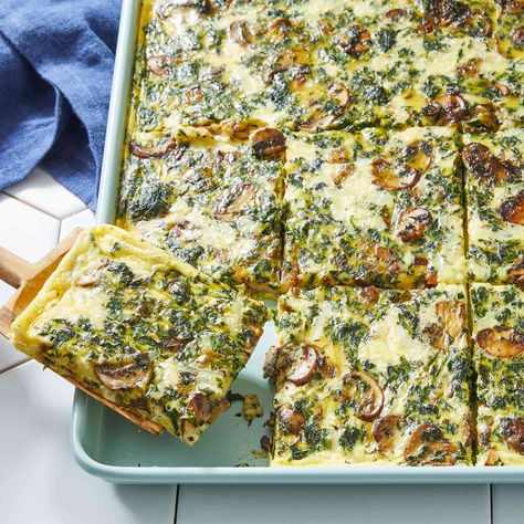 Make these easy sheet-pan eggs the next time you're serving a crowd for breakfast or brunch. Mushrooms add texture and flavor, while spinach adds a pop of color. Eggs With Mushrooms, Sheet Pan Eggs, Mediterranean Diet Breakfast, Easy Breakfast Recipes, Diet Breakfast, Atkins Diet, Inflammatory Foods, Breakfast Muffins, 500 Calories