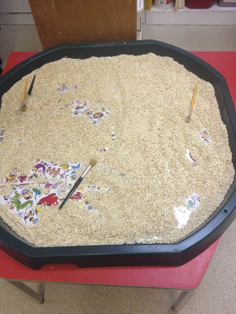 Hidden pictures or messages under porridge oats. Children have to use a brush to find out what they are/say. Baking Area, Abc Does, Playgroup Activities, Nursery Projects, Finger Gym, Sensory Tubs, Funky Fingers, Tuff Spot, Continuous Provision