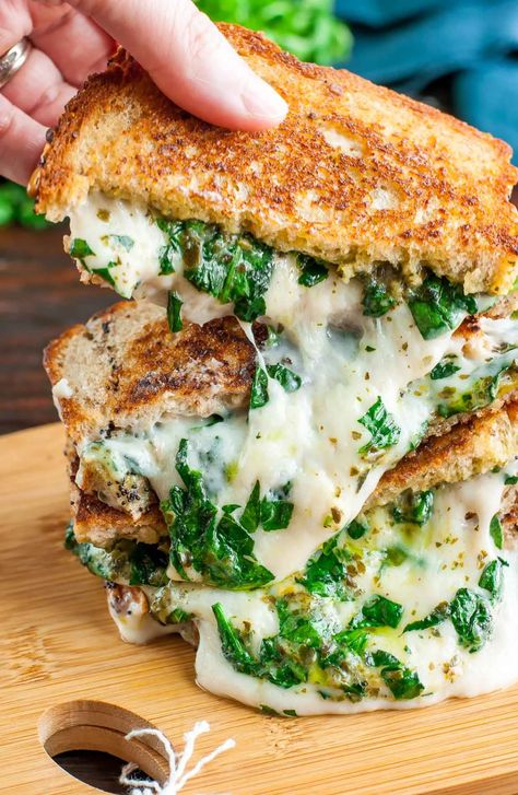 Pesto Grilled Cheese, Spinach Sandwich, Vegan Sandwich Recipes, Spinach Pesto, Vegan Sandwiches, Vegan Spinach, Healthy Lunches For Work, Vegan Grilling, Dinner Sandwiches