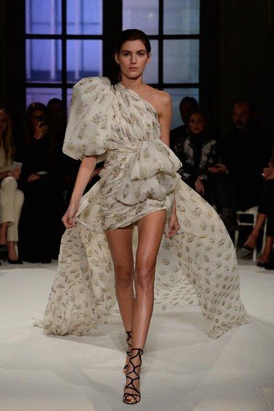 See the complete Giambattista Valli Spring 2017 Couture collection. Giambattista Valli Haute Couture, Show Art, Collection Couture, Couture Runway, Giambattista Valli, Fall Fashion Outfits, Ladies Dress Design, Spring 2017, Couture Collection