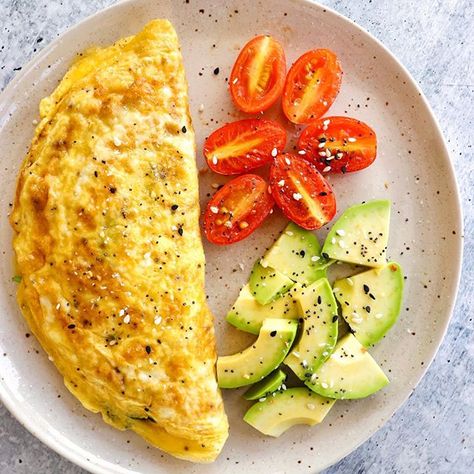 alex ashback (@veggininthecity) • Instagram photos and videos 1000 Calorie, Detox Breakfast, Breakfast Omelette, Tummy Yummy, Paleo Meal Plan, Food Tech, Avocado Breakfast, Spinach And Feta, How To Eat Paleo