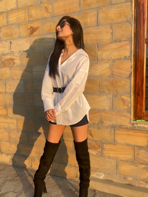 How to style white oversized shirt White Oversized Shirt Outfit, White Oversized Shirt, Pakistani Dresses Party, Oversized Shirt Outfit, Creative Poses, Simple Fall Outfits, Party Fits, Layering Outfits, Easy Fall