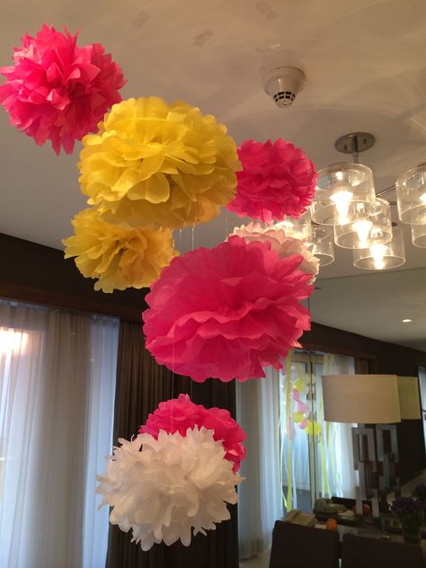 Shadi Decoration, Quince Decorations Ideas, Hanging Decorations Diy, Quince Decor, Quince Decorations, Paper Balls, Diy Ceiling, Flower Paper, Bedroom Ceiling