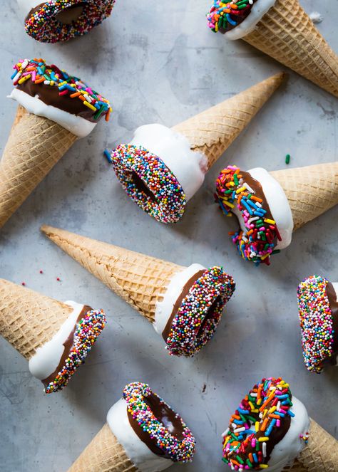 marshmallow dipped ice cream cones are simple and fun to make! Marshmallow Dipped, Dipped Ice Cream Cones, Jelly Toast, Smores Dessert, Marshmallow Dip, How To Make Marshmallows, Brownie Ice Cream, Slow Cooker Desserts, Ice Cream Cones