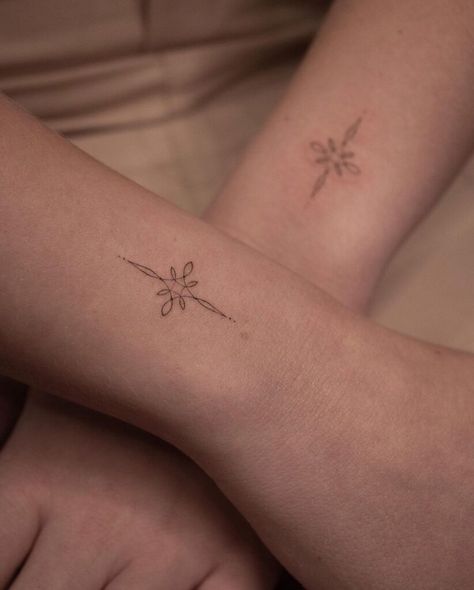 I tatuaggi polso sono piccoli ma significativi, ideali per esprimere la personalità di chi li porta. Ecco tante idee a cui ispirarsi per il vostro tattoo polso! Body Art, Tattoos