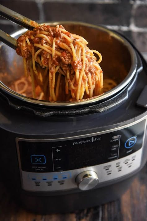 Pampered Chef Quick Cooker Spaghetti: you can have Italian night any night of the week with this easy classic spaghetti bolognese recipe in their new Quick Cooker! #ad #howipamperedchef #quickcooker Pampered Chef Pressure Cooker, Pampered Chef Quick Cooker Recipes, Pampered Chef Quick Cooker, Quick Cooker Recipes, Pressure Cooker Spaghetti, Spaghetti Bolognese Recipe, Multi Cooker Recipes, Italian Night, Chef Ideas