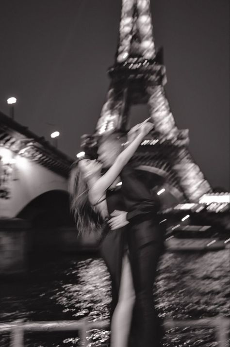 Paris Couple Pictures, London Couple, Paris Photo Ideas, Paris Couple, Paris Itinerary, Paris Pictures, Paris Aesthetic, My Kind Of Love, Paris Love