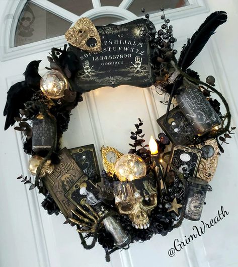 Grim Wreath Scary Halloween Wreath, Pastel Wreath, Vintage Fall Decor, Christmas Tree Inspo, Creepy Decor, Halloween Floral, Halloween Wreaths, Holiday Pins, Halloween Trees