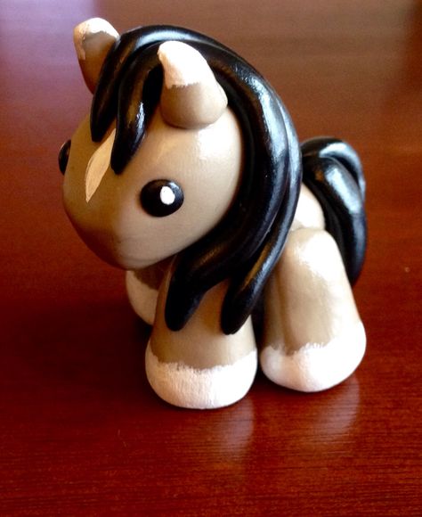 Polymer clay horse from Lumpy Dinos. Clay Horse Easy, Horse Polymer Clay, Step By Step Air Dry Clay Ideas, Polymer Clay Horse, Clay Horse, Diy Sneakers, Fondant Animals, Cute Baking, Clay Baby