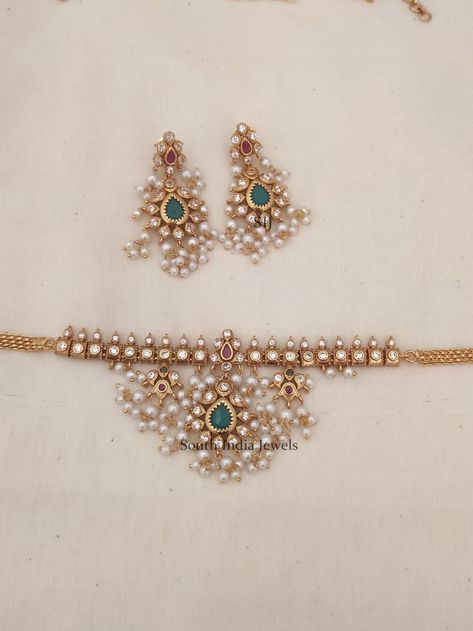 Simple Pearl Choker Necklace Designs, Traditional Pearl Choker Necklace, Simple Choker Gold Indian, Kundan Sets Indian Jewelry, Indian Jewelry Sets Simple, Trending Gold Jewellery Designs, Moti Choker Necklace, Pearls Jewelry Indian, Pearl Choker Indian