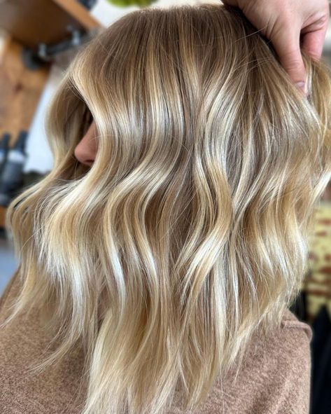 Golden Blonde Hair with Shimmering Highlights Blonde Hair Wigs, Butter Blonde Hair, Pale Blonde Hair, Copper Blonde Hair Color, Butter Blonde, Buttery Blonde, Going Blonde, White Blonde Hair, Beautiful Blonde Hair