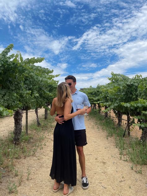 Winery Bday Outfit, Napa Valley Couple Photos, Vineyard Couple Pictures, Winery Poses Instagram, Wine Farm Aesthetic, Winery Couple Pictures, Vineyard Photoshoot Couple, Vineyard Couple Photoshoot, Wine Tasting Couple