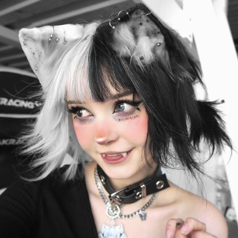 Emo Boy Hair, Half And Half Hair, Aesthetic Egirl, Goth Hair, Kawaii Makeup, Cute Goth, Alt Girls, Alternative Makeup, Aesthetic Grunge Outfit