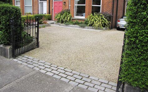 Gravel Driveway Landscaping, Pebble Driveway, Front Driveway Ideas, Front Garden Ideas Driveway, Paving Driveway, Hofburg Palace, Garden Ideas Driveway, Driveway Entrance Landscaping, Brick Driveway