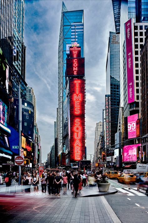 Samsung Installs Momentous New LED Displays in the Heart of New York's Times Square - Samsung US Newsroom Toronto Vacation, New York Weather, Samsung Electronics, New York City Vacation, Nyc Times Square, Cyberpunk City, City Painting, Nyc Life, New York Aesthetic