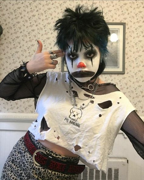 Neon Fishnet Outfit, Punk Clown Costume, Alternative Clown Costume, Clowns Couple Costume, Masc Clowncore, Juggalo Outfit Ideas, Alternative Clown Makeup, Goth Clown Outfit, Punk Clown