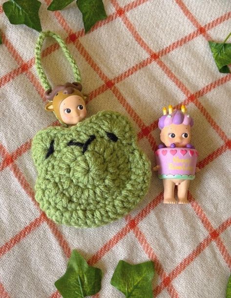 ♡ Made with acrylic green yarn ♡ Measures approx 4 inches wide and 3.5 inches tall ♡ Ideal for holding small items like chapstick, lighters, headphones etc ♡ Will be sent through First Class USPS mail with tracking number  - F I N D ME HERE - 🍓Tiktok: https://www.tiktok.combaelerie? 🌼Instagram: https://www.instagram.com/_baelerie/ 🍓 Patreon: patreon.com/user?u=82721146 🌼 Twitter: https://twitter.com/froginasweater Crochet Bag Charm, Earphone Pouch, Pouch Crochet, Crochet Garland, Crochet Case, Crochet Frog, Mini Crochet, Crochet Pouch, Crochet Shop