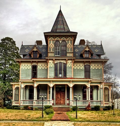 Victorian Home Exterior, House In The Country, Victorian Style House, Old Victorian Homes, Victorian Style Homes, Property Brothers, Painted Ladies, This Old House, Victorian Home