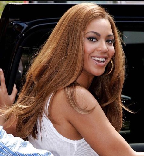 Beyoncé red hair Beyonce With Dark Hair, Beyonce Red Hair, Beyonce Hair, Beyonce Outfits, Red Brown Hair, Caramel Hair, Beyonce Queen, Dream Hair, Brown Skin