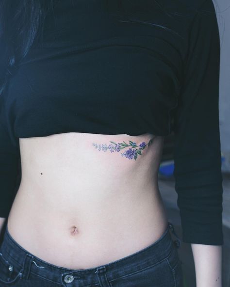 lavanda tattoo                                                                                                                                                                                 Más Lilac Tattoo, Simple Tattoos For Women, Lavender Tattoo, Underboob Tattoo, Sternum Tattoo, Sister Tattoos, Skin Art, Piercing Tattoo, Pretty Tattoos