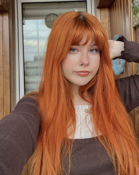 Tangerine Hair Color, Redhead Outfits, Tangerine Hair, Bang Inspo, Dr Claims, Women With Freckles, Mom Hair, Lily Evans, Mom Hairstyles