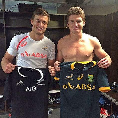 The next generation of epic fly-halves, Beauden Barrett of NZ and Handre Pollard of RSA swap shirts. Handre Pollard, South African Rugby Players, Beauden Barrett, Rugby Images, South African Rugby, Springbok Rugby, Hot Rugby Players, Rugby Boys, All Blacks Rugby