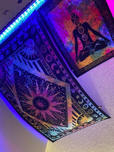 Tapestry On Slanted Ceiling, Tapestry On Roof, Tapestry On Ceiling Bedrooms, Trippy Tapestry Bedroom, Tapestry On Ceiling, Ceiling Tapestry Ideas, Tapestry Ceiling, Cute Tapestries, Bedroom Indie