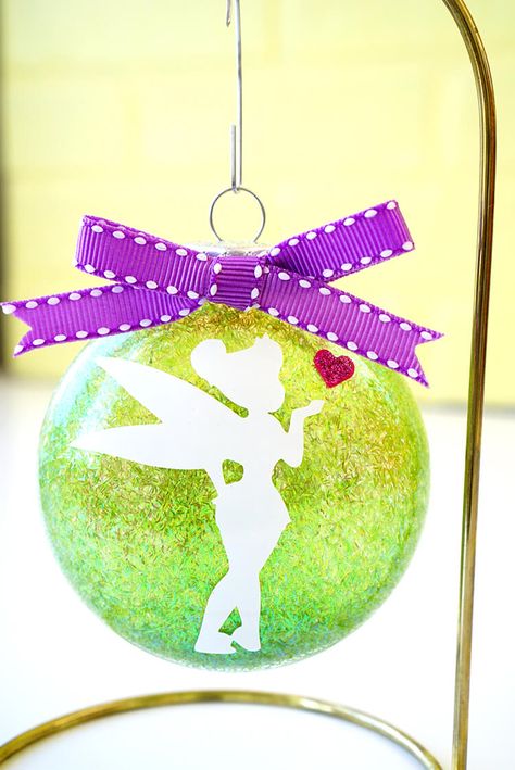 Vinyl Project Ideas Tinkerbell Ornament, Disney Christmas Crafts, Glitter Christmas Ornaments, Homemade Christmas Ornaments Diy, Disney Christmas Decorations, Disney Christmas Ornaments, Easy Christmas Ornaments, Disney Ornaments, Felt Christmas Decorations