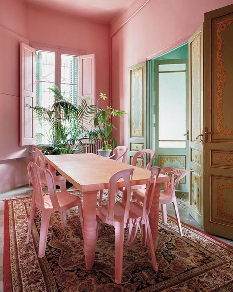 T: The NYTimes Style Magazine su Instagram: "#RoomOfTheDay: The Pepto-Bismol pink dining room of architect Guillermo Santomà's (@sguillermos) home in Barcelona. Santomà melted and…" Small Dining Room Layout, Small Dining Room Round Table, Small Dining Room Design, Dining Room Round Table, Pink Dining Rooms, Dining Room Layout, Small Dining Room, Style Magazine, Pink Room