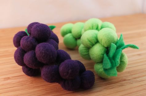 Felt grapes Felt Food Templates, Grapes Purple, Childrens Play Kitchen, Felt Food Diy, Felt Play Food, Pretend Food, Toy Food, Food Stands, S'mores