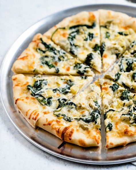 Why not take all that's great about spinach artichoke dip and put it on a pizza? This spinach artichoke pizza is a total crowd pleaser. #spinach #artichoke #pizza #recipe #homemade #spinachartichoke Pizza Topping Ideas, Spinach Artichoke Pizza, Artichoke Pizza, Spinach Pizza, Pizza Topping, Italian Pizza Recipe, Pizza Roll, Pizza Bianca, Best Pizza Dough