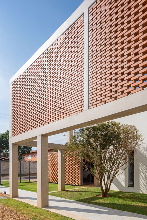 Casa Grid features brick screens set into concrete frames Brick And Concrete Facade, Detail Arsitektur, Brick Projects, Renovation Architecture, Brick Cladding, Concrete Facade, Casa Country, Brick Architecture, Brick Facade