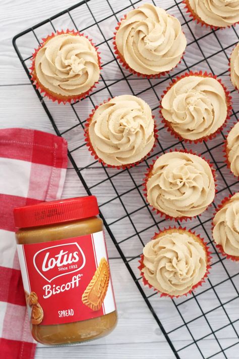 Biscoff cupcakes - Cooking with my kids Biscoff Icing Recipe, Basic Cupcake Recipe, Biscoff Buttercream, Biscoff Cupcakes, Delicious Cupcakes, Vanilla Icing, Cupcake Cases, Cupcake Flavors, Easy Cupcakes