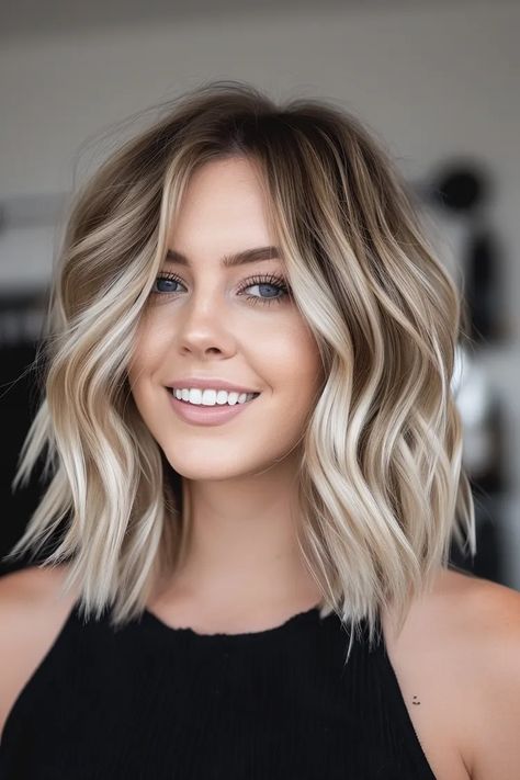 Welliger Long Bob: 71+ charmante Styles im Trend - hairtastic.de Balayage Long Bob Blonde, Long Textured Bob With Bangs, Long Bob 2024 Trends, Wavy Hair Long Bob, Long Bob Curled, Balayage Hair Blonde Bob, Blonde Trends 2024, Long Bob 2024, Money Piece Bob