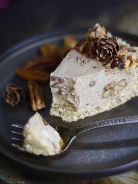 Candied Pecan Cheesecake Cheesecake (No-Bake & Free From: dairy, gluten & grains, soy, and refined sugar) Butter Pecan Cheesecake Recipe, Butter Pecan Cheesecake, Candied Pecan, Patisserie Vegan, Pecan Pie Cheesecake, Pecan Cheesecake, Raw Cake, Vegan Cheesecake, Pecan Recipes