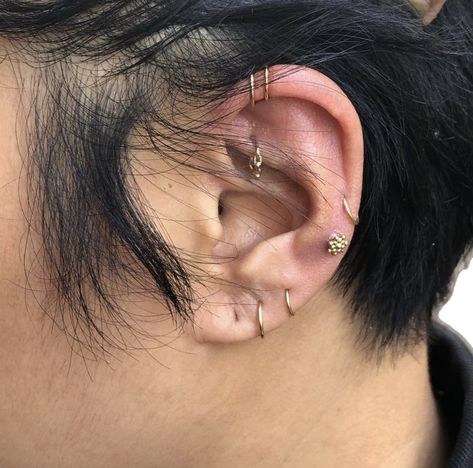 Piercing Ideas Face, Nose Piercing Ideas, Earring Inspo, Piercing Inspo, Cool Ear Piercings, Pretty Ear Piercings, Lucet, Cool Piercings, Cute Ear Piercings